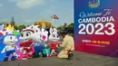 Di tempat-tempat umum, poster, spanduk, hingga videotron yang mempromosikan ajang pesta olahraga terbesar bangsa-bangsa Asia Tenggara itu terpampang jelas. (TANG CHHIN Sothy/AFP)