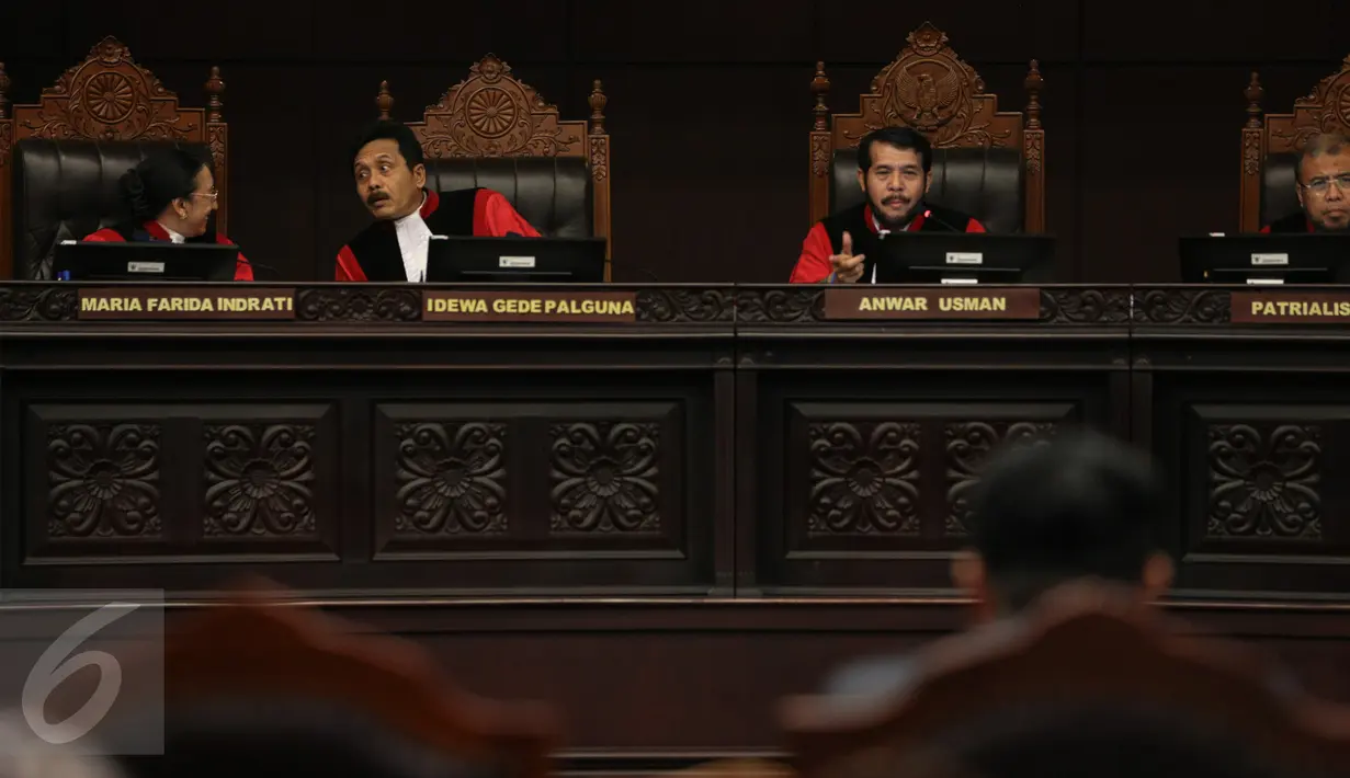 Hakim konstitusi Anwar Usman (kedua kanan) memberi tanggapan sidang peninjauan kembali UU No 1 Tahun 2015 tentang Pilkada di MK, Jakarta, Selasa (8/9). Sidang ini menyatukan tiga permohonan yang menguji peraturan yang sama. (Liputan6.com/Faizal Fanani)
