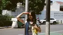 Maudy Ayunda membuat Kebaya jadi bagian dari streetwear. Ia memadukan kebaya kutubatu multimotif dengan kemeja bergaris yang di-styling menjadi bawahan dan sepatu boots [@maudyayunda]