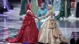 Finalis dari Malaysia, Uyaina Arshad dan Hanifah Razan dari Indonesia menunggu pengumuman pemenang Puteri Muslimah Asia 2018 pada malam puncak di Jakarta, Senin (7/5). Uyaina Arshad terpilih menjadi Puteri Muslimah Asia 2018. (Liputan6.com/Faizal Fanani)