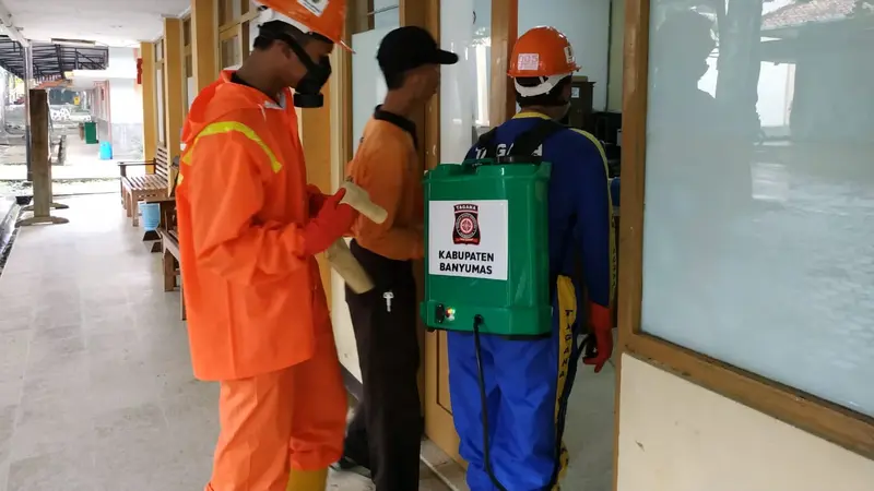 Tagana Banyumas mendisinfeksi gedung dan lingkungan Unsoed Purwokerto untuk mencegah mewabahnya virus Corona atau Covid-19. (Foto: Liputan6.com/Tagana Banyumas/Muhamad Ridlo)