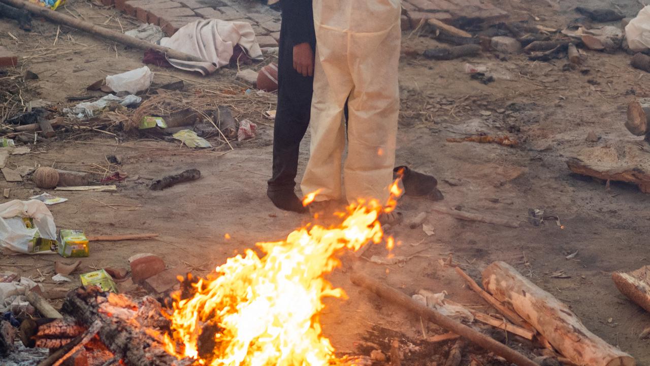 FOTO: India Kremasi Massal Korban COVID-19