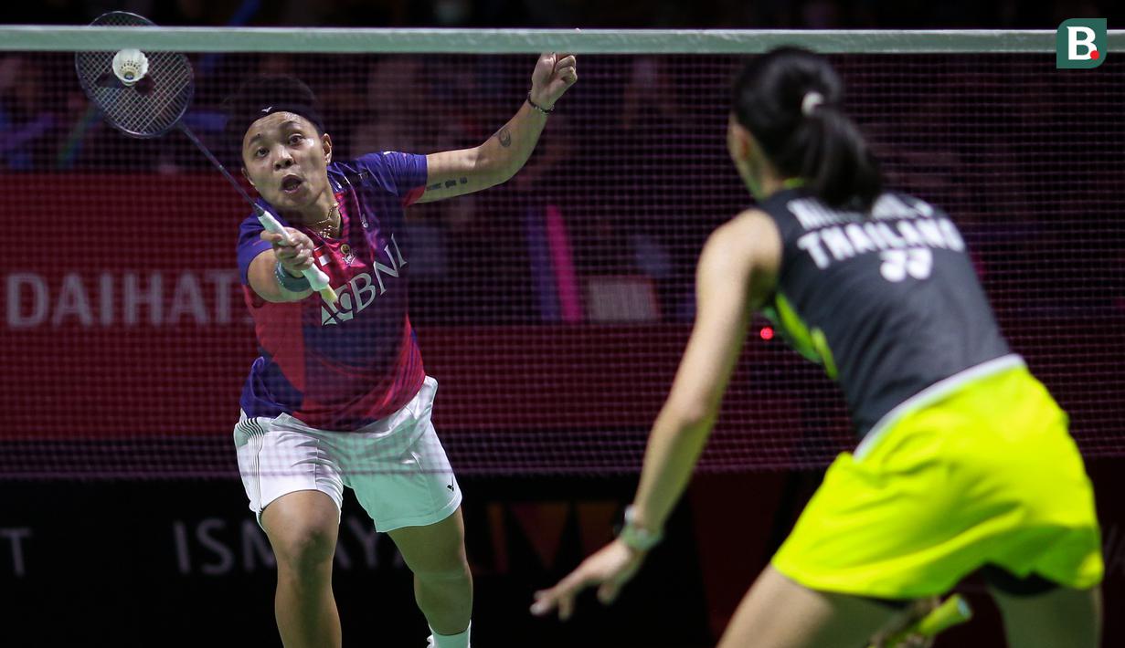 Pebulutangkis ganda putri Indonesia, Apriyani Rahayu/Siti Fadia Silva Ramadhanti bertanding melawan wakil Thailand, Jongkolphan Kitiharakul/Rawinda Prajongjai pada laga perempatfinal Indonesia Masters 2023 di Istora Senayan, Jakarta, Jumat (27/01/2023). Apri/Fadia kalah dengan skor 21-16, 17-21, 18-21. (Bola.com/Bagaskara Lazuardi)