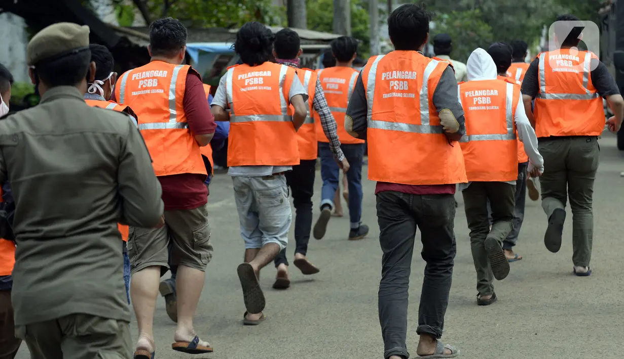 Warga pelanggar PSBB dihukum berlari saat terjaring Operasi Yustisi yang digelar petugas gabungan di BSD, Tangerang Selatan, Banten, Rabu (16/9/2020). Tangerang Selatan sebagai kota penyangga Ibu Kota ikut melakukan pengetatan PSBB karena peningkatan kasus Covid-19. (merdeka.com/Dwi Narwoko)