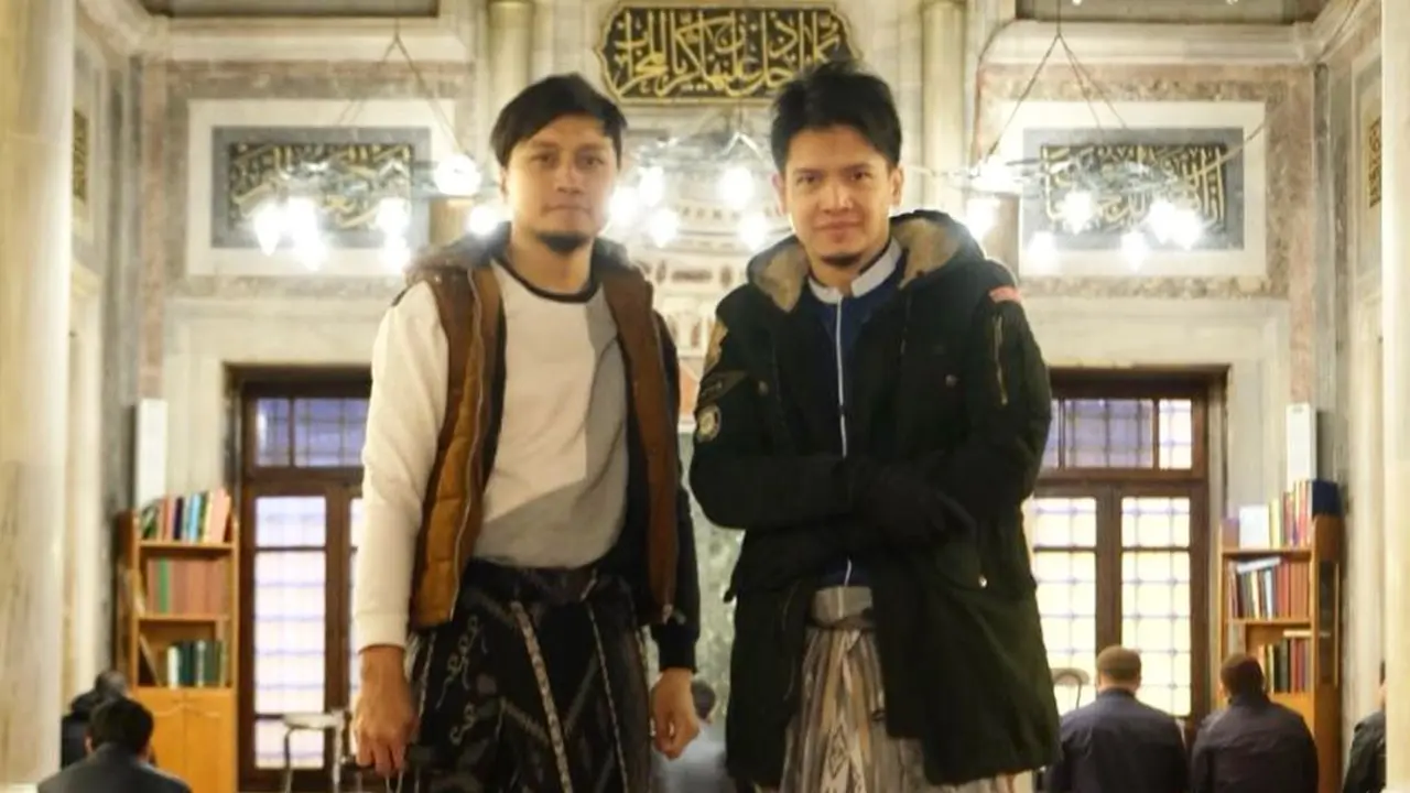 Penampilan Dimas dan Arie saat menggenakan sarung di Masji Turkey