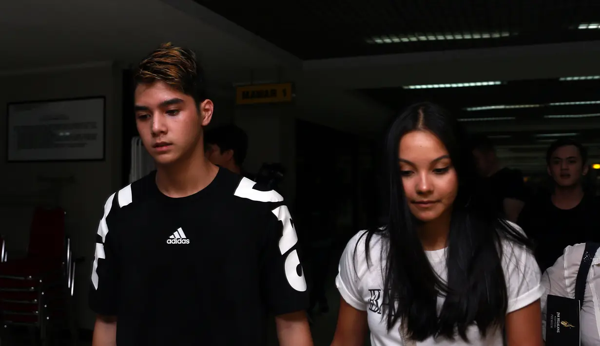 "Ya datang, support aja. Aku cuma bilang good luck aja ke dia (Al)," ucap Alyssa yang tersipu malu. (Andy Masela/Bintang.com)