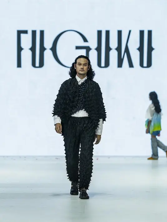 Dwi Sasono pun nampak melenggang untuk FUGUKU dengan koleksi yang serba hitam.  [Foto: Instagram/jfwofficial]