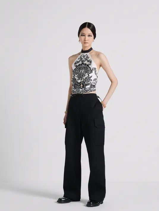 Baik pecinta warna klasik hitam dan putih, atau warna bold merah, dapat menikmati koleksi ini. [dior]