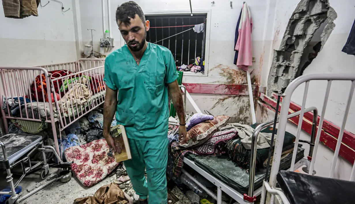 Lebih dari 1.600 tenaga medis berikut 254 jurnalis dan 540 pekerja bantuan kemanusiaan tewas. Tampak dalam foto, seorang pria memeriksa kerusakan di sebuah ruangan setelah pengeboman Israel di Rumah Sakit Nasser di Khan Yunis, Jalur Gaza selatan, pada 17 Desember 2023. (Foto oleh AFP)