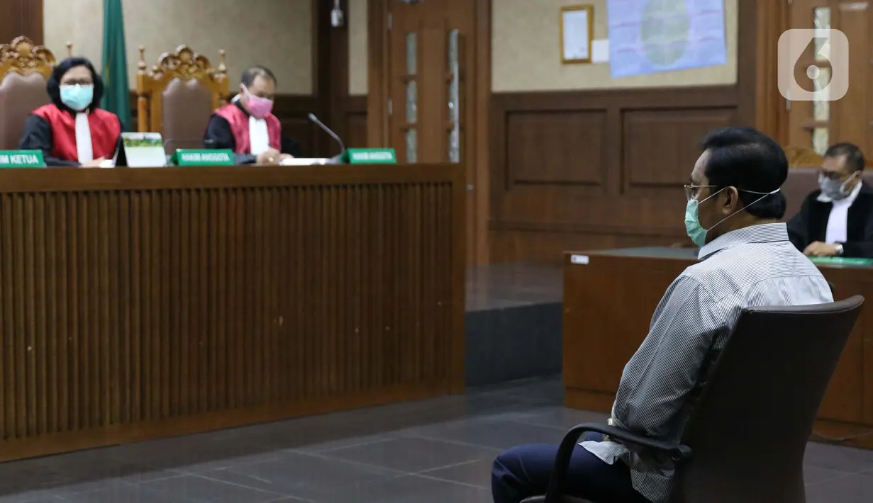 Terdakwa suap dan gratifikasi yang juga Gubernur nonaktif Kepulauan Riau (Kepri) Nurdin Basirun saat menjalani sidang pembacaan tuntutan di Pengadilan Tipikor Jakarta, Rabu (18/3/2020). Nurdin Basirun dituntut hukuman enam tahun penjara serta denda Rp250 juta. (Liputan6.com/Helmi Fithriansyah)