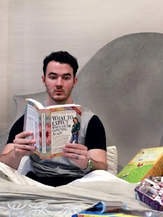 Beberapa hari yang lalu, Kevin baru saja mengunggah foto bersama Daniella di ranjang. Kevin nampak membaca buku seputar kehamilan. Sungguh foto yang menggemaskan. (viatwitter@kevinjonas/Bintang.com)