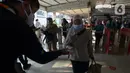 Petugas gabungan membagikan masker kepada calon penumpang  KRL jurusan Jakarta- Bogor di stasiun Tebet, Jakarta, Kamis (27/8/2020). Kegiatan tersebut merupakan rangkaian dari kampanye menggunakan masker di era Adaptasi Kebiasaan Baru untuk menghindari penularan COVID-19. (merdeka.com/Imam Buhori)