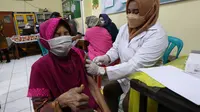 Vaksinasi booster lansia di Surabaya. (Dian Kurniawan/Liputan6.com)