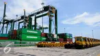 Suasana bongkar muat di Terminal Petikemas Kalibaru, Pelabuhan Utama Tanjung Priok atau New Priok Container Terminal (NPCT) 1, Jakarta, Selasa (13/9). (Liputan6.com/Faizal Fanani)