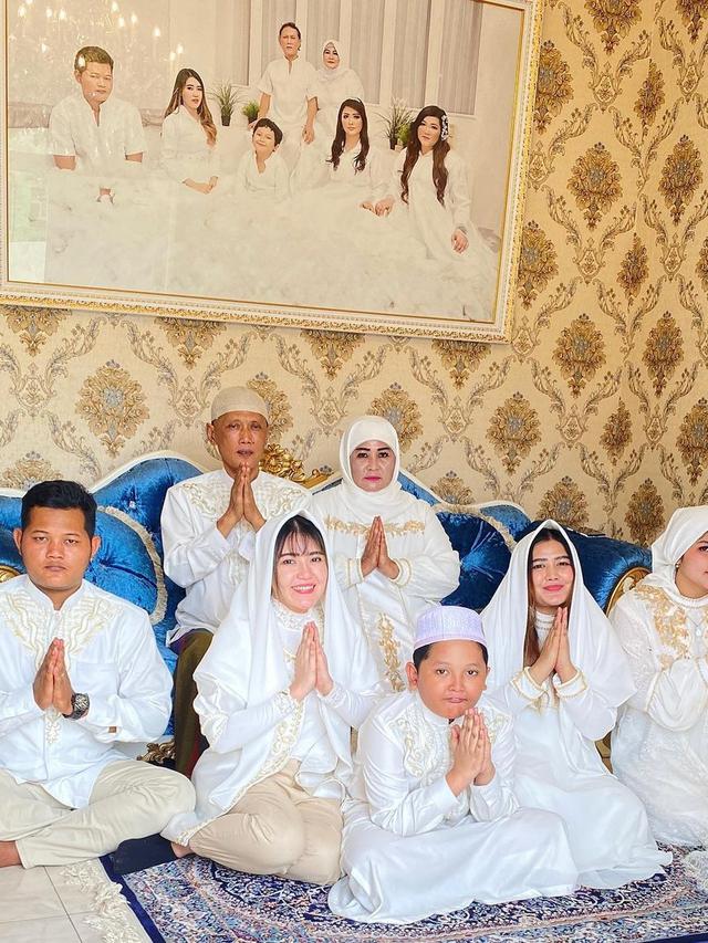 Curhat Sulitnya Jadi Anak Pertama, Ini 6 Potret Via Vallen dan Keluarga