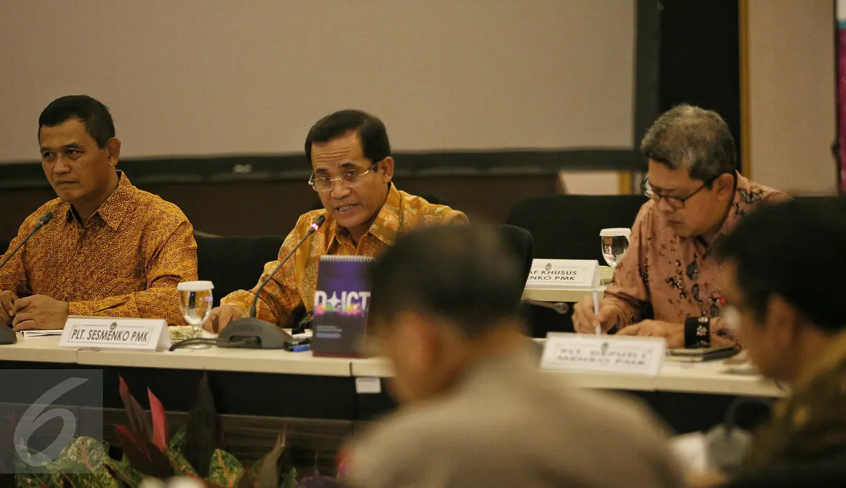 Plt Sesmenko PMK Sugihartatmo (tengah) memberikan paparan saat rakor terkait Gafatar di Gedung Kemenko PMK, Jakarta, Jumat (22/1). Rakor tersebut membahas penanganan pengungsian mantan anggota Gafatar di Kalimantan Barat. (Liputan6.com/Faizal Fanani)