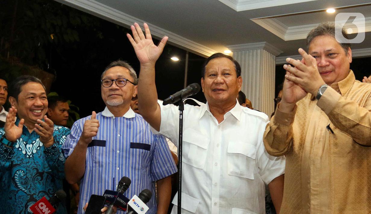 Bakal Calon Presiden dari Koalisi Indonesia Maju, Prabowo Subianto (ketiga kiri) usai saat mengumumkan nama Bakal Calon Wakil Presiden yang akan diusung di Rumah Kertanegara, Jakarta, Minggu (22/10/2023). (Liputan6.com/Herman Zakharia)