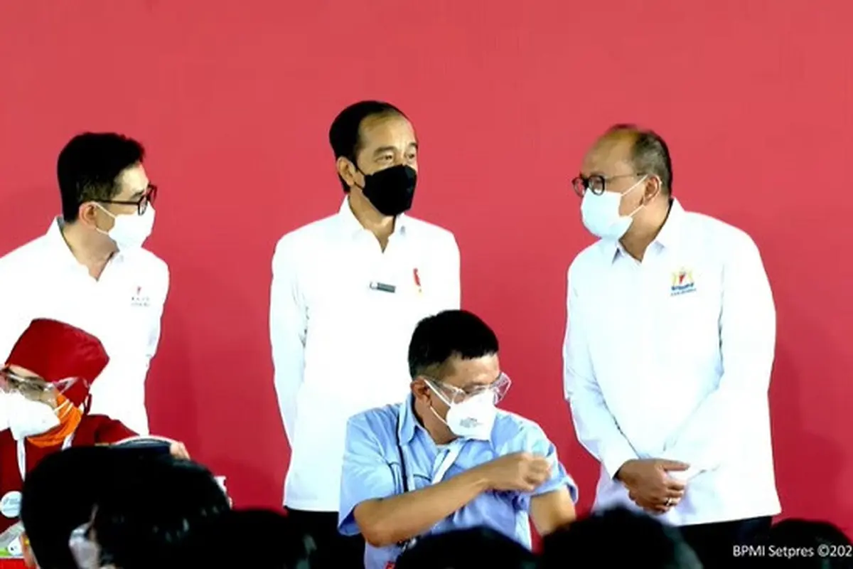 Jokowi mengunjungi pelaksanaan vaksinasi gotong royong di PT Unilever, Cikarang, Kabupaten Bekasi pada Selasa (18/5/2021) (Tangkapan Layar Youtube Sekretariat Presiden)