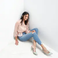 Kali ini, Paula tampil stunning perlihatkan kaki jenjang yang semakin ramping dengan skinny jeans dan cropped blus. [Foto: IG/paula_verhoeven].