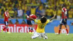 Selebrasi pemain belakang Timnas Brasil, Marcelo, usai menekuk Kolombia 2-1 di laga perempat final Piala Dunia 2014 di Stadion Castelao, Fortaleza, (5/7/2014). (REUTERS/Marcelo Del Pozo)