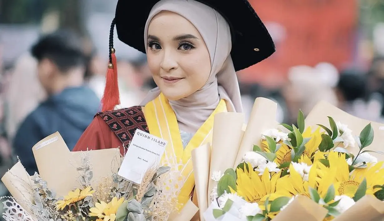 Nabila pun tampil dengan gaya makeup flawless, mengaplikasikan lipstik nude dengan riasan mata smokeynya.  [Instagram/nabilaishma]