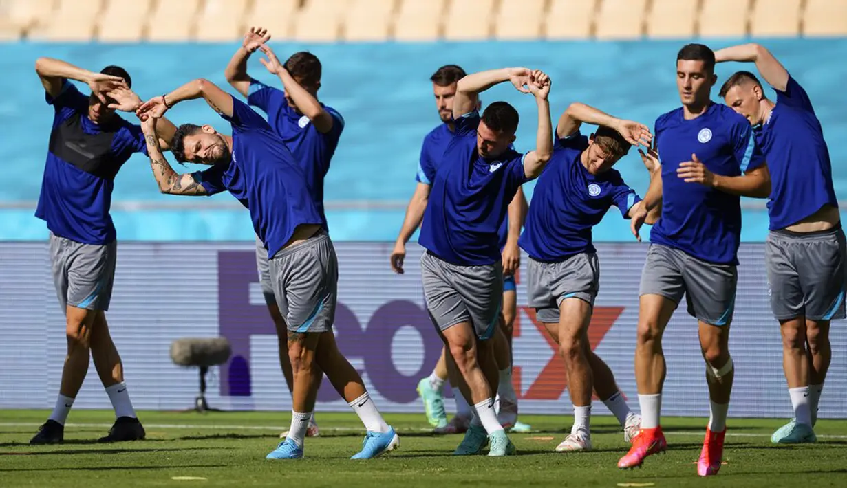 Para pemain Slovakia berlatih saat sesi latihan di Stadion La Cartuja, Seville, Spanyol, Selasa (22/6/2021). Slovakia akan menghadapi Spanyol pada pertandingan Grup E Euro 2020, Rabu 23 Juni 2021. (AP Photo/Thanassis Stavrakis)