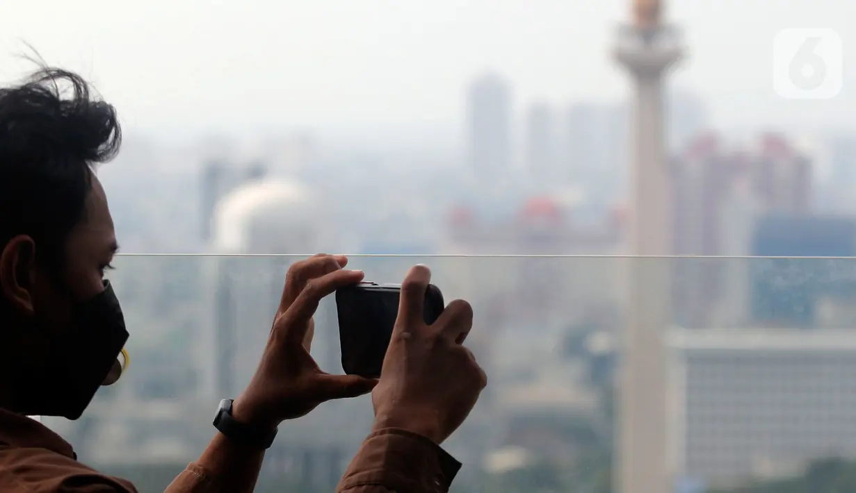 Menurut Koordinator Laboratorium Pengelolaan TMC BRIN Budi Harsoyo, cara yang lebih efektif untuk mengurangi polutan di daerah tertentu memang dengan menjatuhkan atau mengguyurnya dengan air hujan. Namun jika hal tersebut tidak memungkinkan dilakukan, maka TMC dapat dilakukan dengan menargetkan mengganggu stabilitas atmosfer. (Liputan6.com/Johan Tallo)