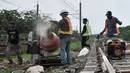 Aktivitas pekerja saat melakukan pembangunan pondasi untuk tiang sinyal elektrik pada jalur Double-Double Track (DDT) Manggarai-Cikarang di kawasan Klender, Jakarta, Selasa (13/11). (Merdeka.com/Iqbal S. Nugroho)