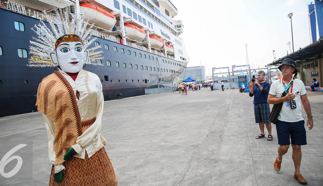 Para turis asing memperhatikan aksi ondel-ondel usai turun dari kapal pesiar Volendam di Pelabuhan Tanjung Priok, Jakarta, Kamis (7/1/2016). Kapal ini mengangkut wisata asing dari beberapa negara. (Liputan6.com/Faizal Fanani)