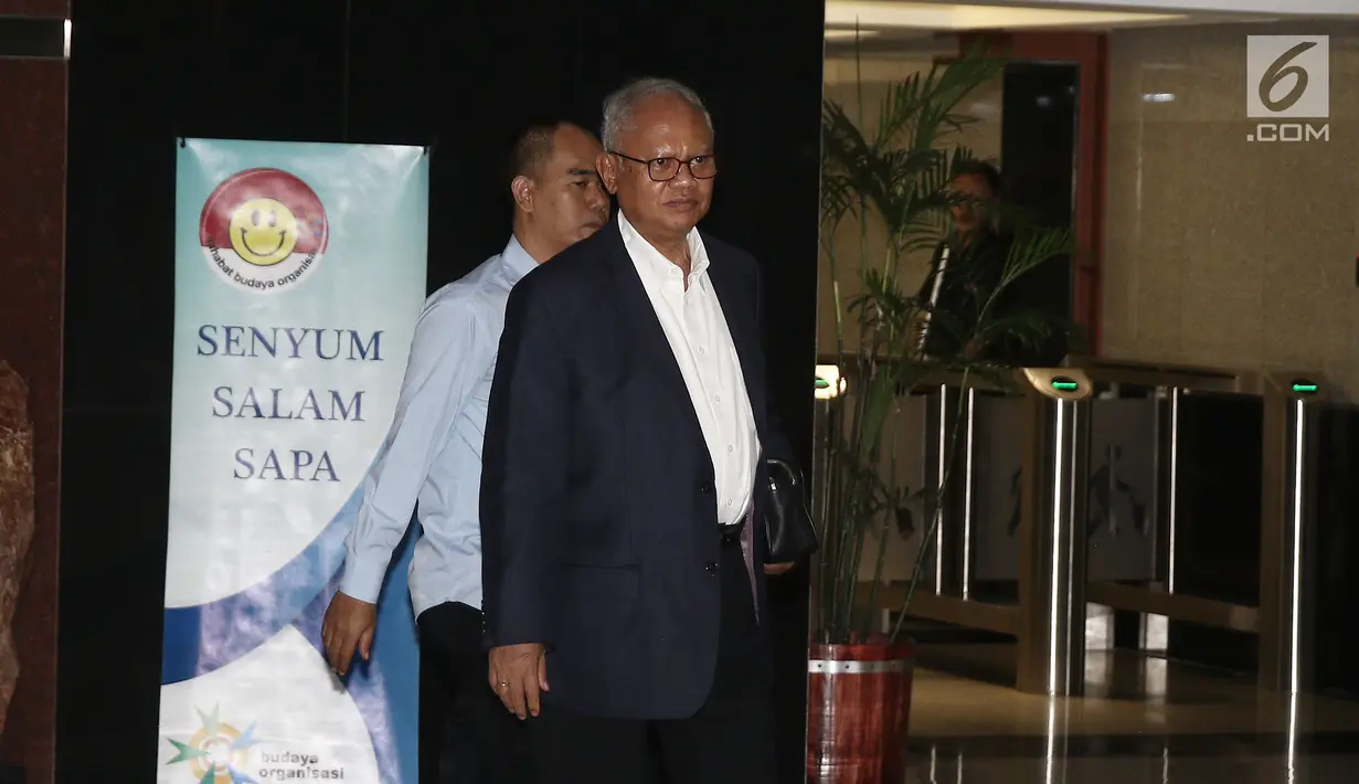 Presiden Direktur Lippo Karawaci Ketut Budi Wijaya usai menjalani pemeriksaan di Gedung KPK, Jakarta, Kamis (25/10). Ketut diperiksa sebagai saksi dalam kasus dugaan suap perizinan proyek pembangunan Meikarta. (Liputan6.com/Herman Zakharia)