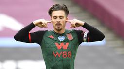 Pemain Aston Villa, Jack Grealish, melakukan selebrasi usai mencetak gol ke gawang West Ham United pada laga Premier League di Stadion London, Minggu (26/7/2020). Kedua tim bermain imbang 1-1. (Andy Rain/Pool via AP)