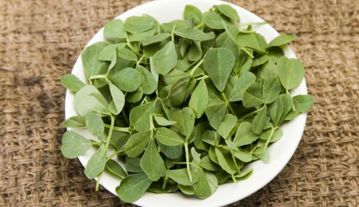 Daun kelabat baik untuk mengobati noda membandel. Buatlah pasta tebal dari daun ini, lalu tambahkan dua tetes air mawar dan menerapkannya pada kulit. Setelah 15 menit bilas wajah dengan air mawar untuk melihat noda perlahan menghilang. (Istimewa)