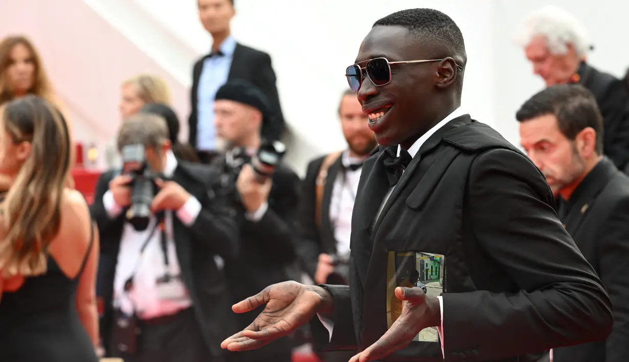 <p>Influencer Italia Khaby Lame tiba untuk pemutaran film "Top Gun : Maverick" selama Festival Film Cannes edisi ke-75 di Cannes, Prancis selatan (18/5/2022). Khaby hadir di Festival Film Cannes 2022 sebagai anggota juri. (AFP/Christophe Simon)</p>
