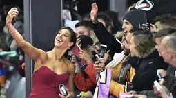 Carli Lloyd terpilih sebagai penerima penghargaan FIFA Ballon d'Or 2015 untuk Pesepak bola Wanita Terbaik Dunia 2015. Carli Lloyd berfoto dengan penggemar sebelum acara dimulai, Selasa, (12/1/2016) dini hari WIB. ((AFP/Michael Bulholzer)