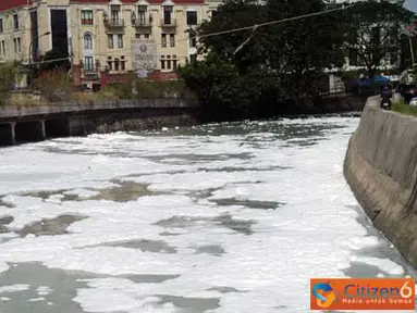 Citizen6, Jakarta: Sungai berbusa yang bersebelahan dengan Danau Sunter, Jakarta Utara.(Pengirim: Sunyoto)