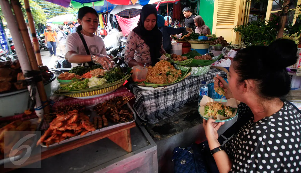 Penjual melayani pembeli bakmi pecel khas  Pasar Beringharjo, Yogyakarta, Selasa (9/2). Salah satu sarapan tradisional yang banyak dijajakan di sekitar pasar Jalan Malioboro ini tak pernah sepi pengunjung. (Foto: Boy Harjanto)