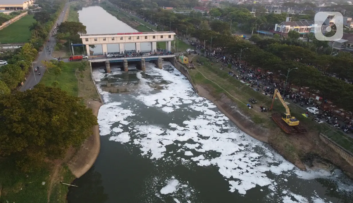 Foto udara memperlihatkan limbah busa di Pintu Air WFIR 2 Ujung Menteng, Cakung, Jakarta, Minggu (5/7/2020). Kondisi ini sudah terjadi selama lebih kurang satu pekan. (Liputan6.com/Helmi Fithriansyah)