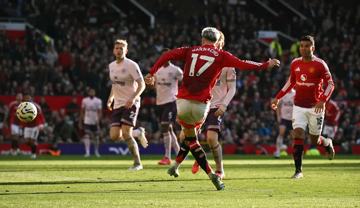 Pemain Manchester United, Alejandro Garnacho mencetak gol penyeimbang 1-1 ke gawang Brentford  pada laga lanjutan Liga Inggris di Old Trafford, Manchester, Inggris, Sabtu (19/10/2024). (AFP/Oli Scarff)