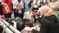 Gubernur Jawa Tengah (Jateng) Ganjar Pranowo tampak mucul di antara keramaian pemudik yang hendak pulang ke kampung halaman menggunakan kereta api di Stasiun Pasar Senen, Jakarta Pusat, Selasa (18/4/2023) siang.