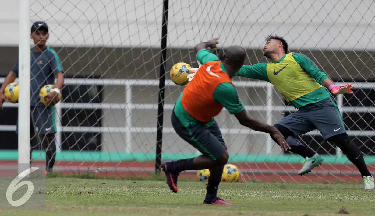 Penjaga gawang Timnas Indonesia, Andritany (kanan) berusaha menahan tendangan Boaz Salossa saat latihan jelang pada leg 1 Semifinal Piala AFF 2016 melawan Vietnam di Stadion Pakansari, Bogor, Rabu (30/11). (Liputan6.com/Helmi Fithriansyah)