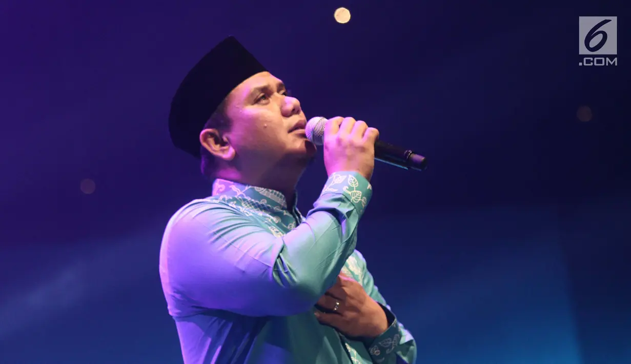  Penampilan vokalis Fadly Padi pada acara Milad MUI ke-42 dan dan Anugerah Syiar Ramadan 2017 di Jakarta, Kamis malam (26/7). Milad MUI dihadiri oleh sejumlah pejabat tinggi negara dan tokoh (Liputan6.com/Herman Zakharia)