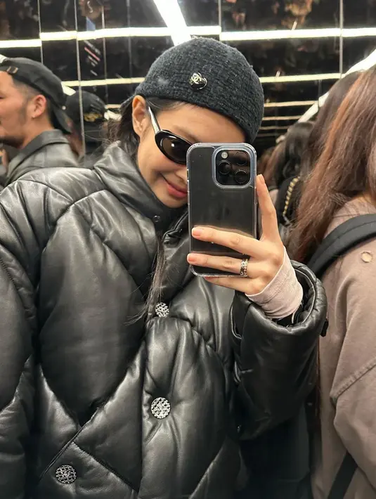 <p>Jennie saat mirror selfie dalam sebuah lift. Personel girlband Blackpink ini seringkali membagikan potret mirror selfienya di akun Instagram pribadinya. (Instagram/@jennierubyjane)</p>