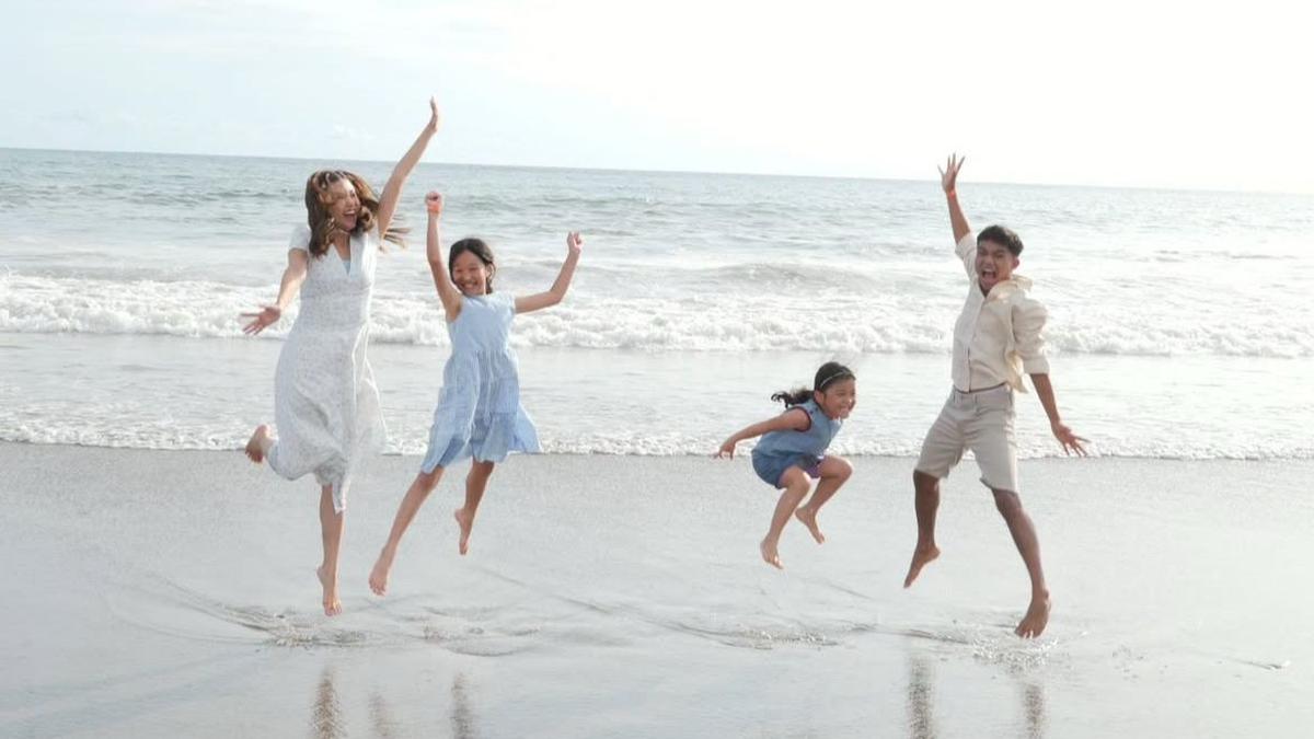 Elegan dalam Dress Putih, Sarwendah Nikmati Momen Tawa dan Genggaman Tangan Bersama Anak di Bali