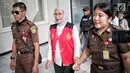 Terdakwa kasus dugaan penyebaran berita bohong atau hoaks Ratna Sarumpaet tiba untuk menjalani sidang lanjutan di Pengadilan Negeri Jakarta Selatan, Selasa (7/5/2019). Sidang kali ini menghadirkan saksi meringankan dari pihak terdakwa. (Liputan6.com/Faizal Fanani)
