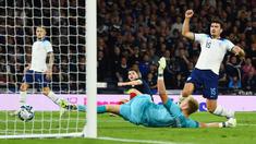 Harry Maguire kembali jadi sorotan saat Inggris menaklukkan Skotlandia dengan skor 3-1 dalam laga uji coba di Hampden Park, Glasgow, Rabu (13/9/2023). (AFP/Andy Buchanan)