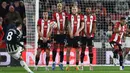 Pada musim 2023/2024 yang baru berakhir, Sheffield United mencatat rekor sebagai klub Premier League dengan jumlah kebobolan paling banyak sepanjang sejarah, yaitu mencapai 104 gol dan hanya memasukkan 35 gol. Menempati peringkat juru kunci dari 20 tim dengan hanya mengemas 16 poin hasil dari 3 kali menang, 7 kali imbang dan 28 kali kalah, Sheffield United harus terdegradasi bersama dua tim lainnya, Luton Town dan Burnley. (AFP/Darren Staples)