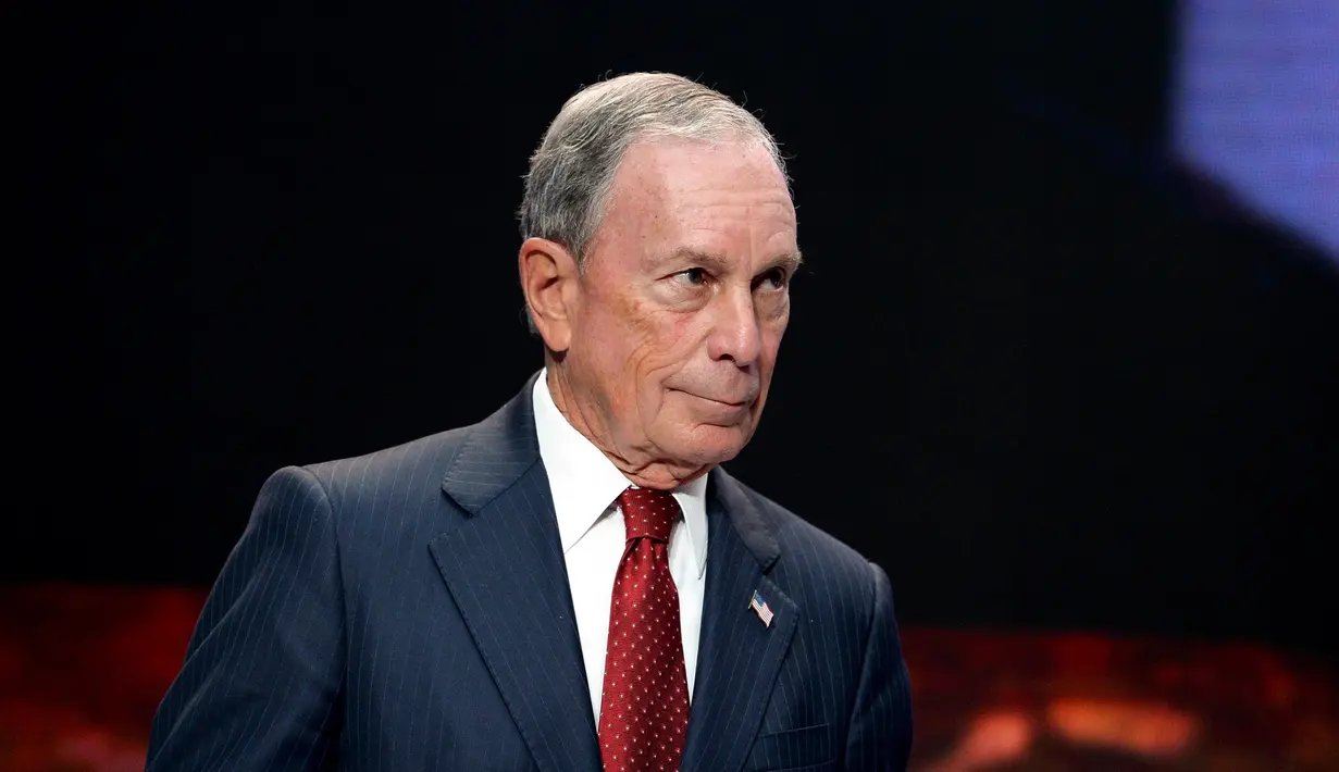 Dan, peringkat ke 10 pada ranking orang terkaya dunia pada 2017 diisi oleh pendiri Bloomberg LP, yaitu Michael Bloomberg. aset kekayaan pria 75 tahun ini sebesar 42,5 miliar dolar atau sekitar 552,5 triliun rupiah. (ERIC PIERMONT / AFP)