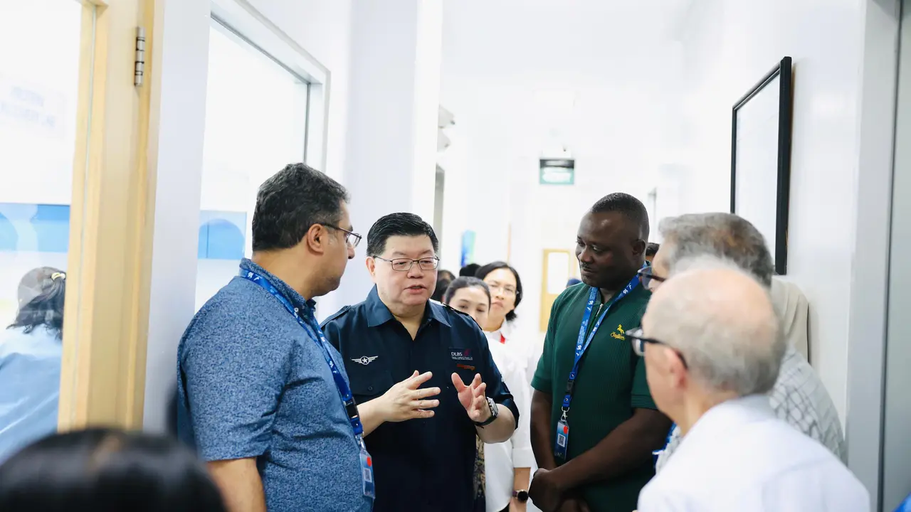 Rombongan WHO-IRCH melihat langsung pusat riset obat herbal Dexa Laboratories of Biomolecular Sciences (DLBS), Cikarang, Jawa Barat pada Kamis, 16 Oktober 2025.