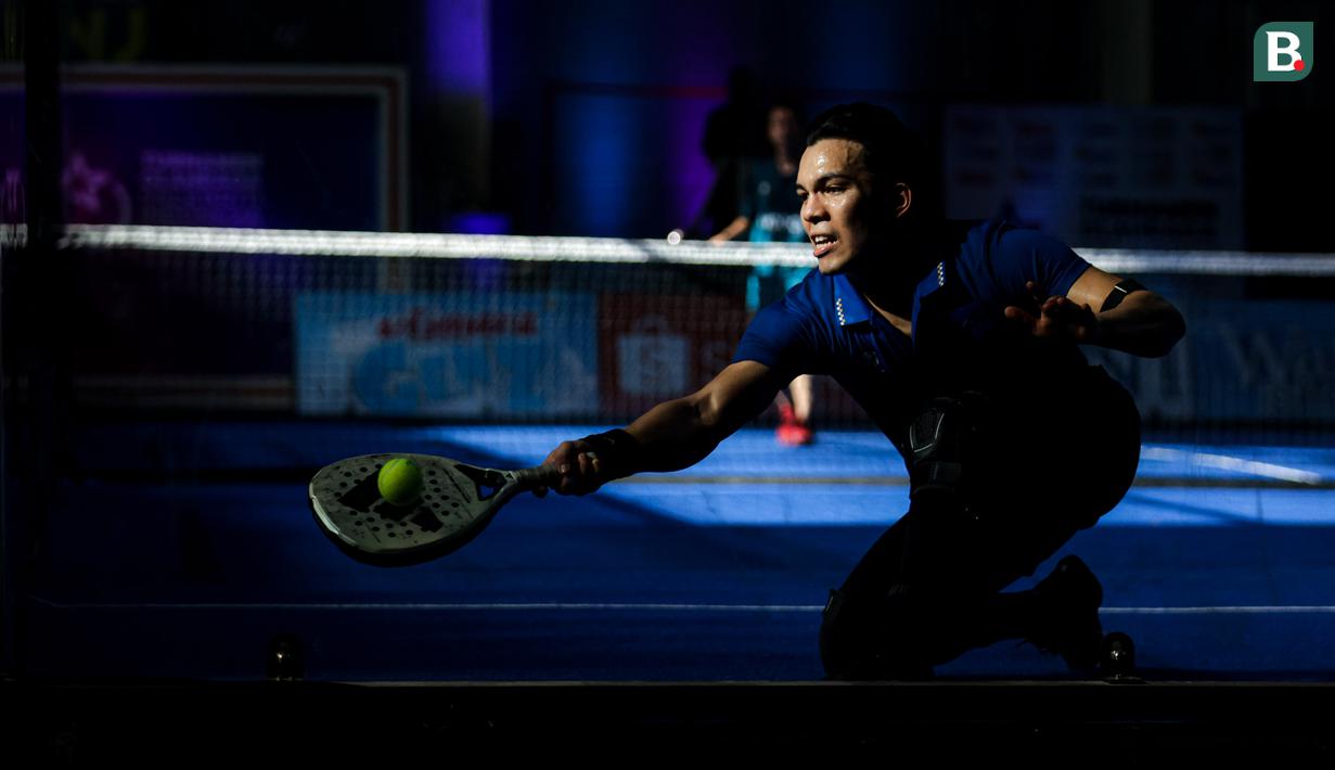 <p>Selebritas Indonesia, Saih Halilintar berusaha mengembalikan bola ke arah pasangan Raffi Ahmad Thoriq Halilintar dalam laga final ganda putra padel Turnamen Olahraga Selebriti Indonesia (TOSI) Season 4 di GOR UNJ, Rawamangun, Minggu (09/11/2025). (Bola.com/Bagaskara Lazuardi)</p>