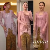 Lihat di sini beberapa potret anggunnya ketiga kakak perempuan Aaliyah Massaid berkebaya pink di momen Siramannya.